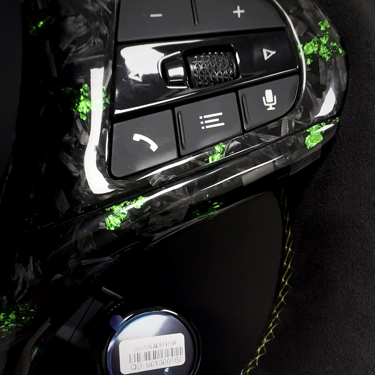Right spoke multifunction buttons in green-flake forged carbon with red M2 button